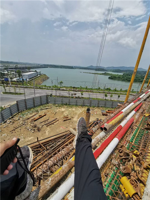 正安县作业中发生设备损坏或人员意外，责任怎么划分？