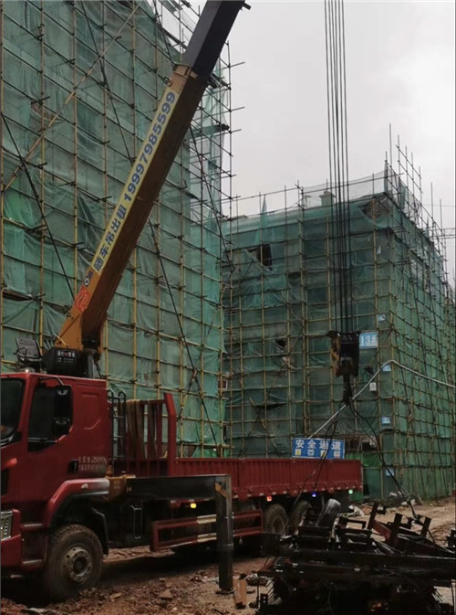 正安县“慢工细活”—— 吊车的 “微动控制” 技术