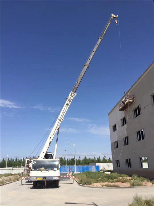 正安县“轻装强干”—— 吊车的 “轻量化臂架” 技术